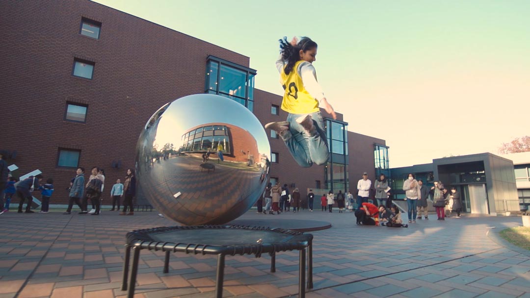 美術館でポーズ！